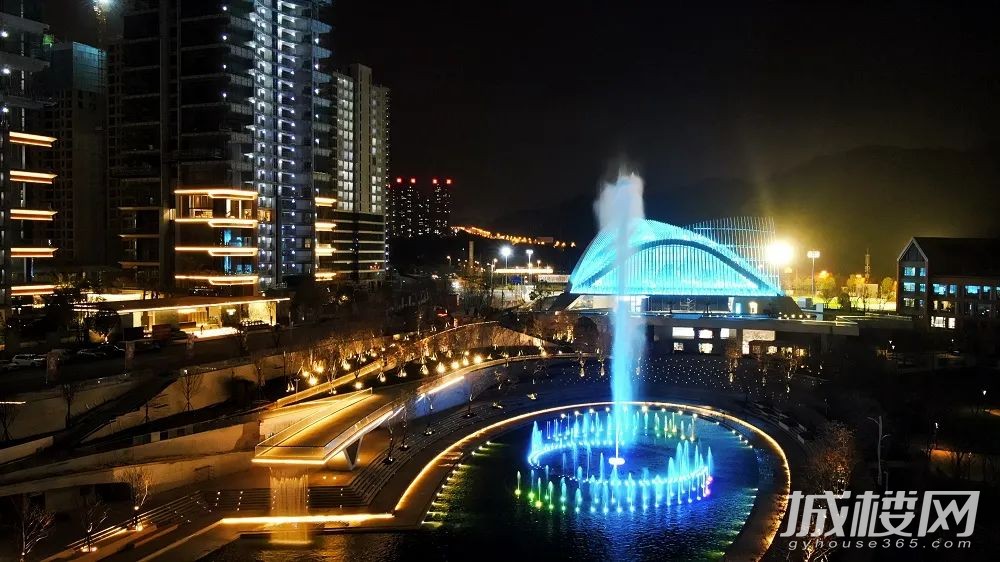 铁建城|围炉看球,贵阳饮马湖公园解锁冬天看世界杯新姿势