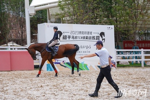 贵阳国际马术运动中心签约骑手将参加首届学青会(公开组)马术场地障碍赛