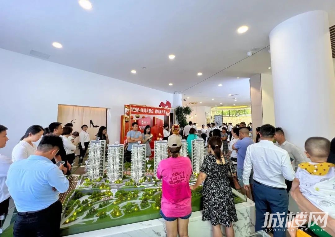 贵阳铁建成|这个国庆在贵阳主城有个比景区还火的地方,车都停不下了!