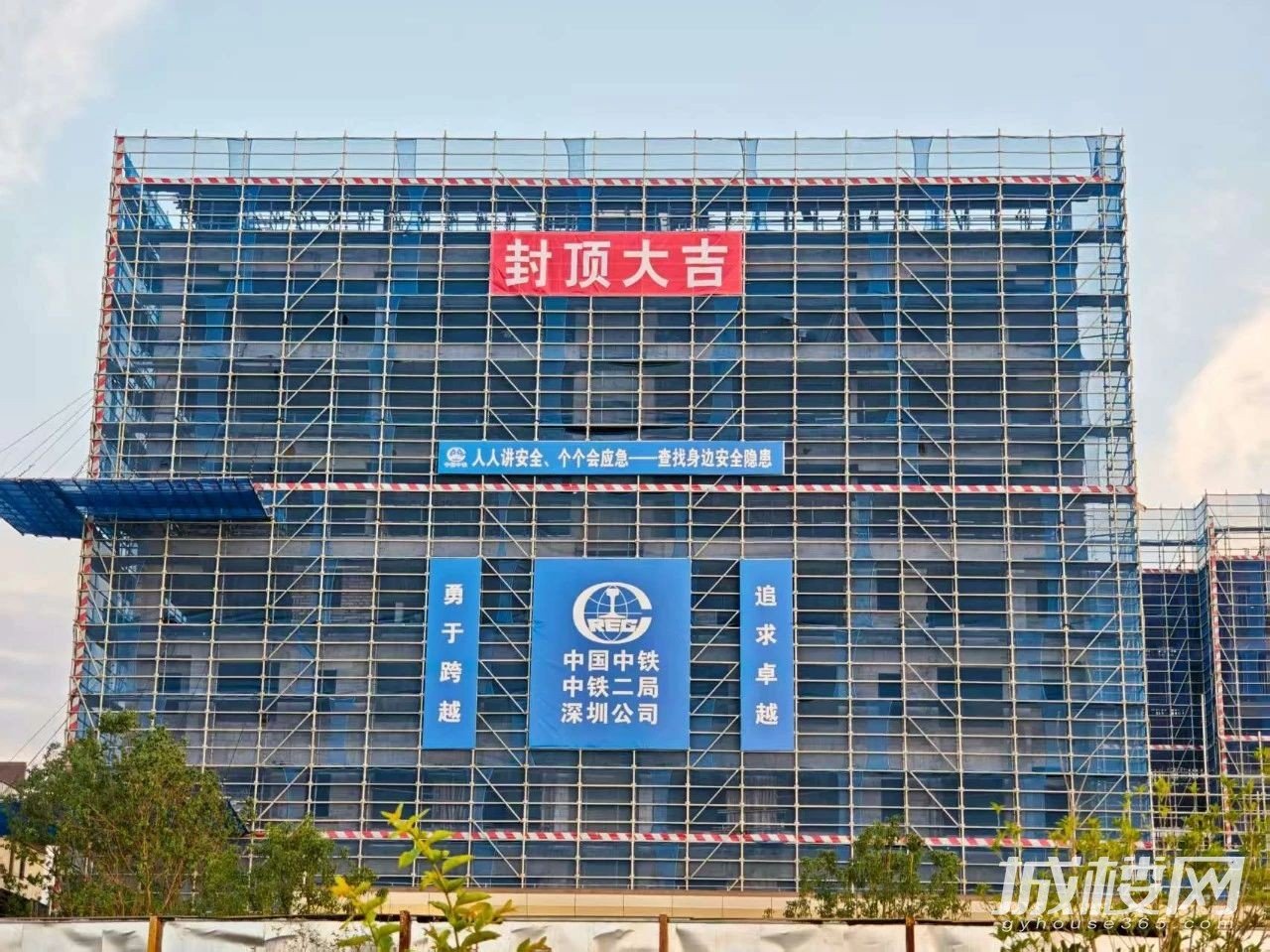 贵阳投控置业悦湖公园城·印玥组团B2栋顺利封顶