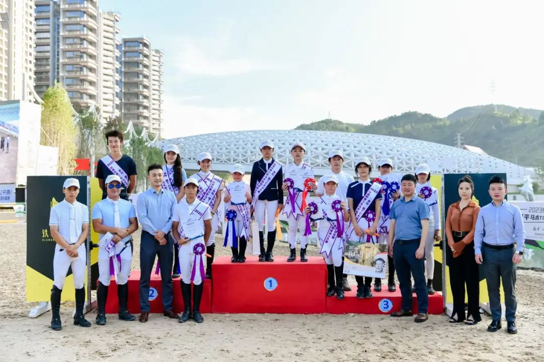 青少年骑手们合影留念
